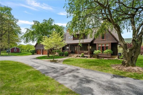 Tranquil 32-Acre Retreat: Captivating Cedar-Clad Residence in Ligonier