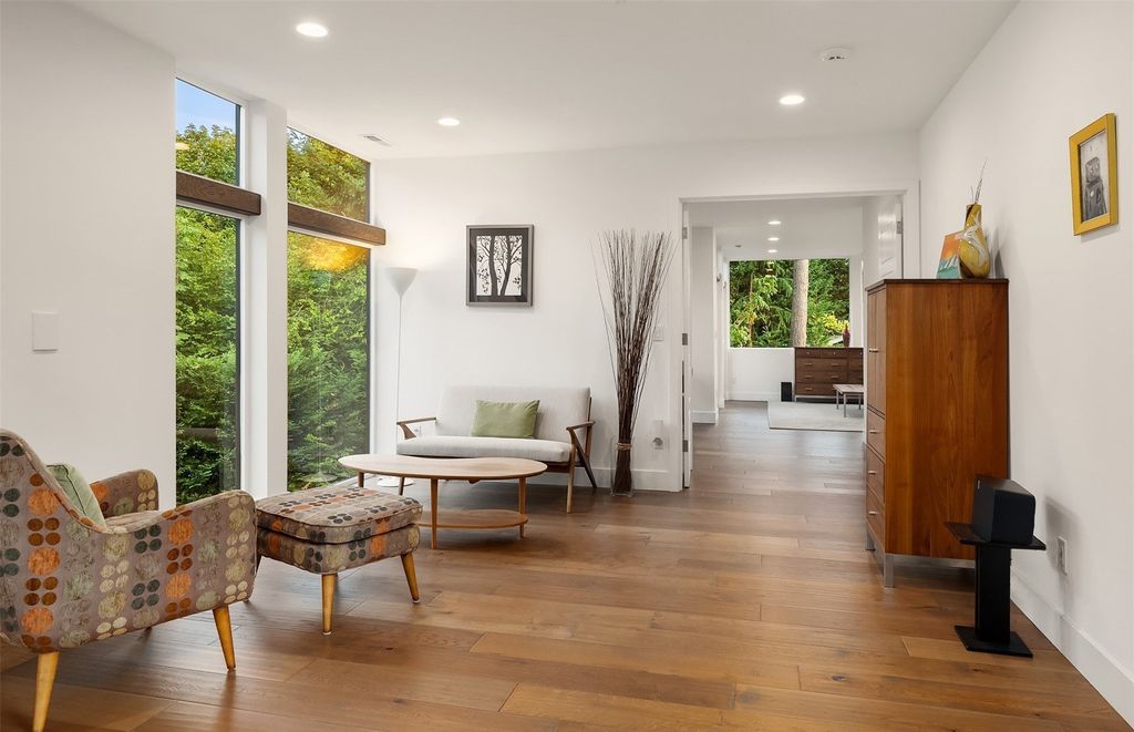 Tranquil Oasis: Contemporary Home on Mercer Island, Washington, Now Available for $3.85 Million