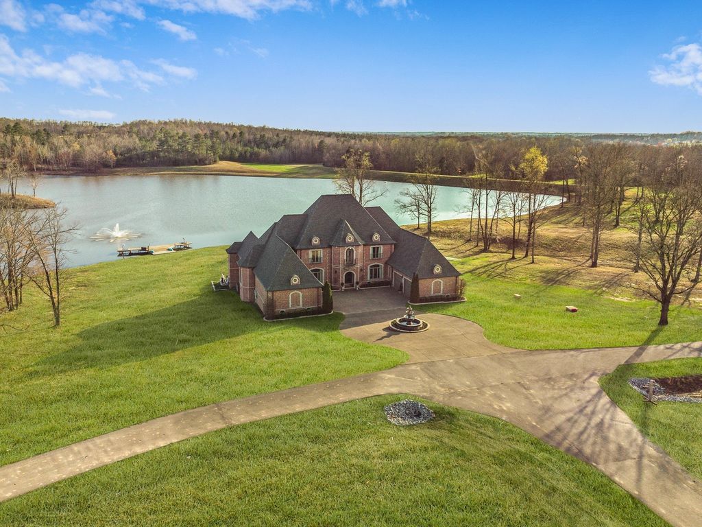 Tranquil Tennessee Retreat: Luxury Lakefront Living at $4.25 Million