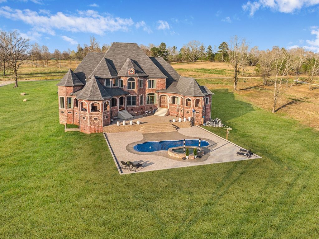 Tranquil Tennessee Retreat: Luxury Lakefront Living at $4.25 Million