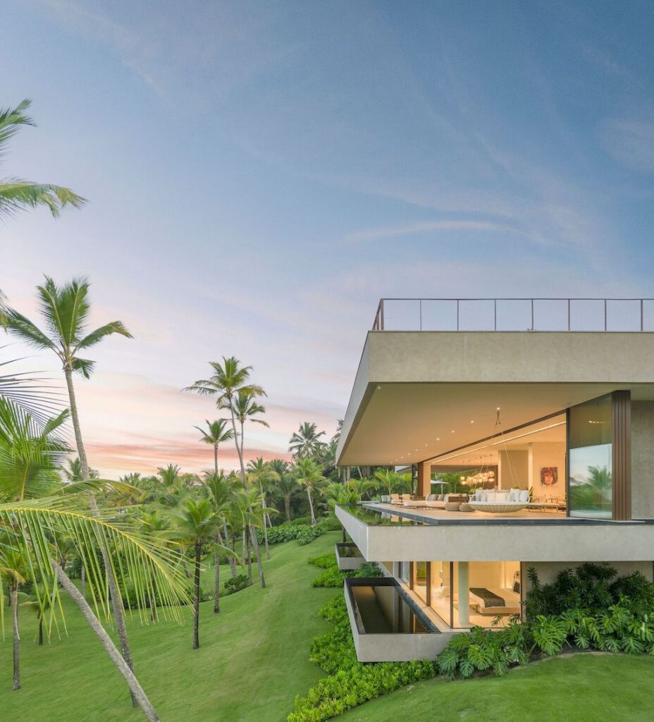 01 TVN House, Disguised among the Vegetation  Saraiva e Associados