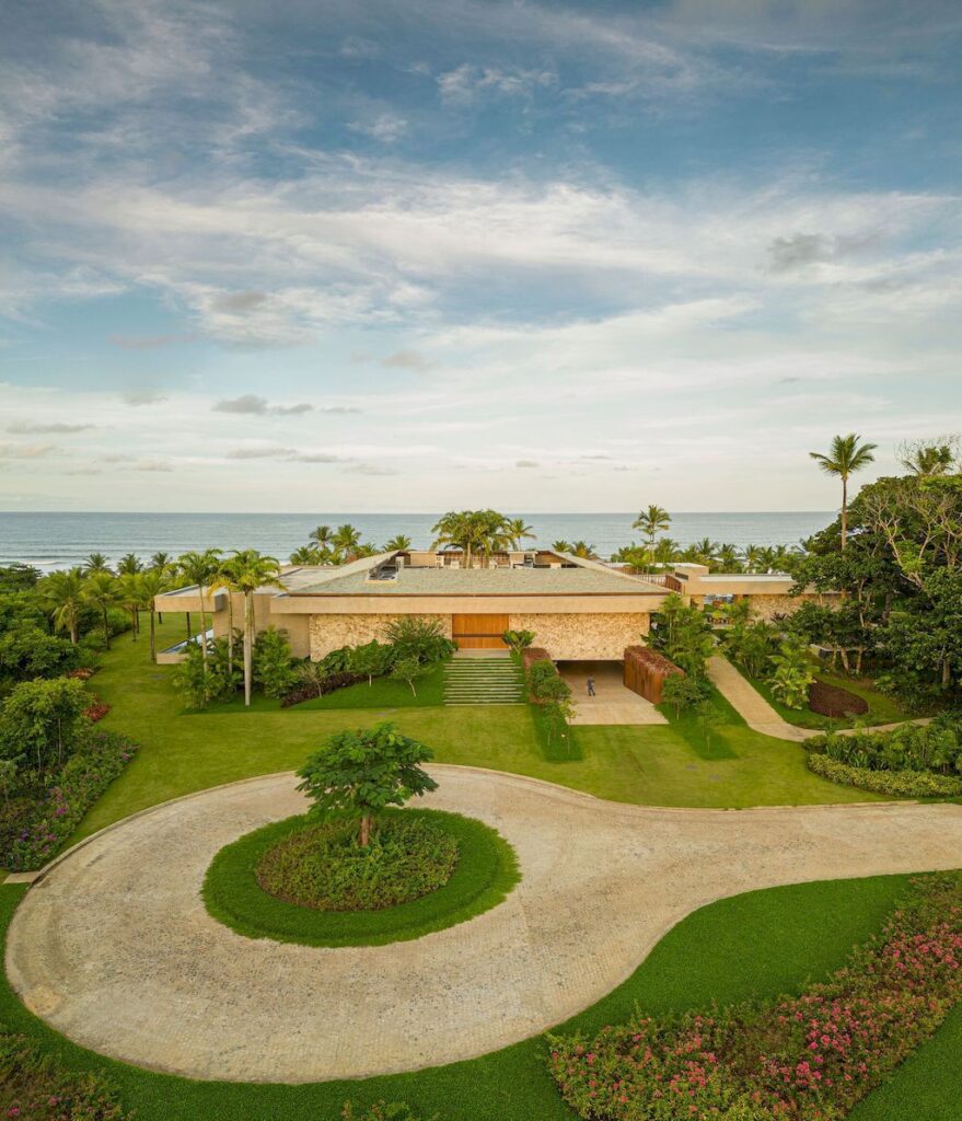 01 TVN House, Disguised among the Vegetation  Saraiva e Associados