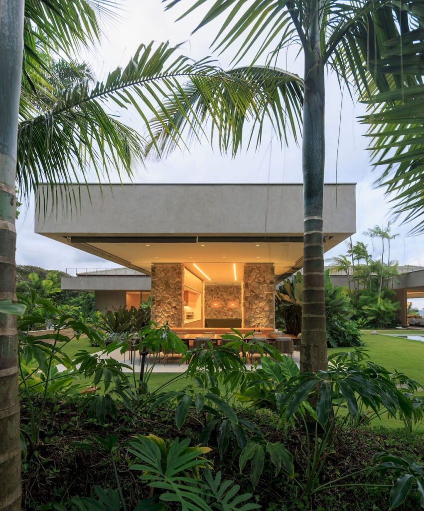 01 TVN House, Disguised among the Vegetation  Saraiva e Associados