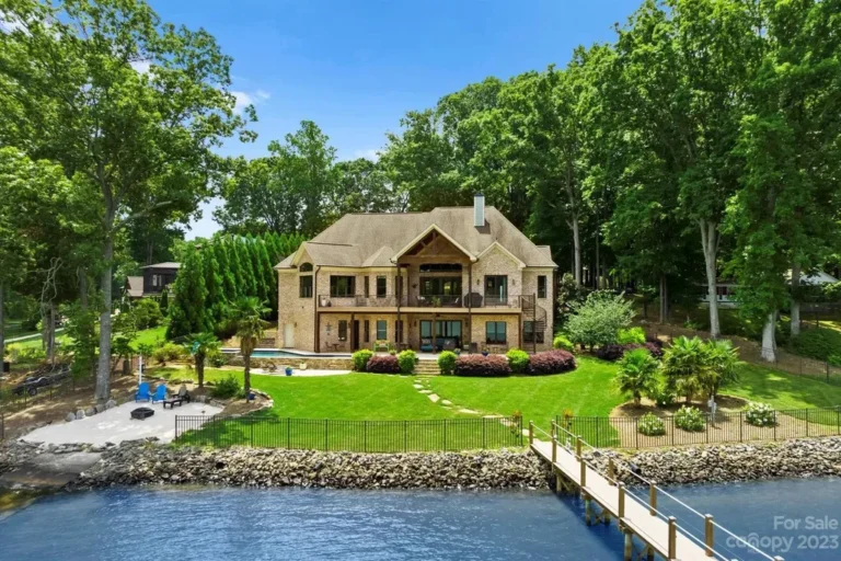Tranquil Retreat on Lake Norman: A Lakeside Haven of Luxury and Serenity