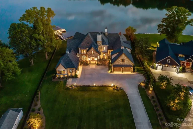 Exquisite Lakefront Retreat Awarded Best of the Lake 2022 in Mooresville, North Carolina