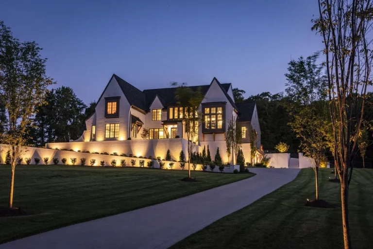 Luxury Country Estate on 10 Acres: The Perfect Tennessee Lifestyle