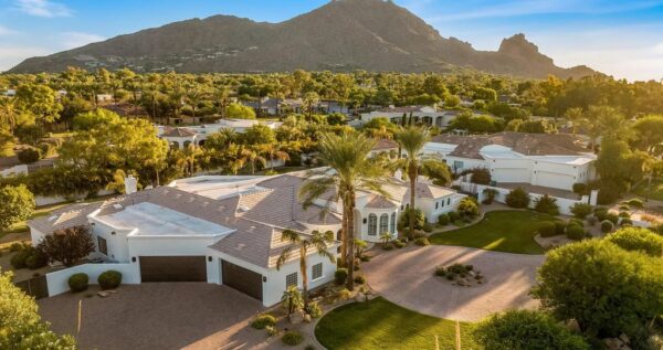 Spectacular Home in Paradise Valley, AZ: Exquisite Design, Panoramic Views – Listed at $3,895,000