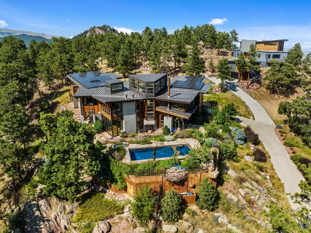 807 Timber Lane Home in Boulder, Colorado. Discover the epitome of modern elegance in this architectural gem designed by Oz Architecture. Nestled atop Pine Brook Hill, this serene retreat offers panoramic vistas, a private oasis with a saline pool, spa, and outdoor fireplace, and seamless indoor-outdoor living.
