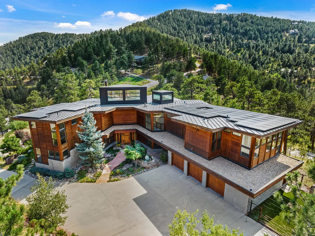 807 Timber Lane Home in Boulder, Colorado. Discover the epitome of modern elegance in this architectural gem designed by Oz Architecture. Nestled atop Pine Brook Hill, this serene retreat offers panoramic vistas, a private oasis with a saline pool, spa, and outdoor fireplace, and seamless indoor-outdoor living.