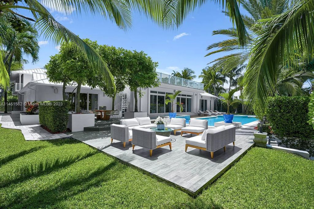 Welcome to Casa Aqua, a luxurious waterfront haven in Miami's exclusive Bay Point community. Boasting 120 feet of water frontage with a dock and boat lift, this 7-bedroom, 7-bathroom residence offers the ultimate boater's dream.