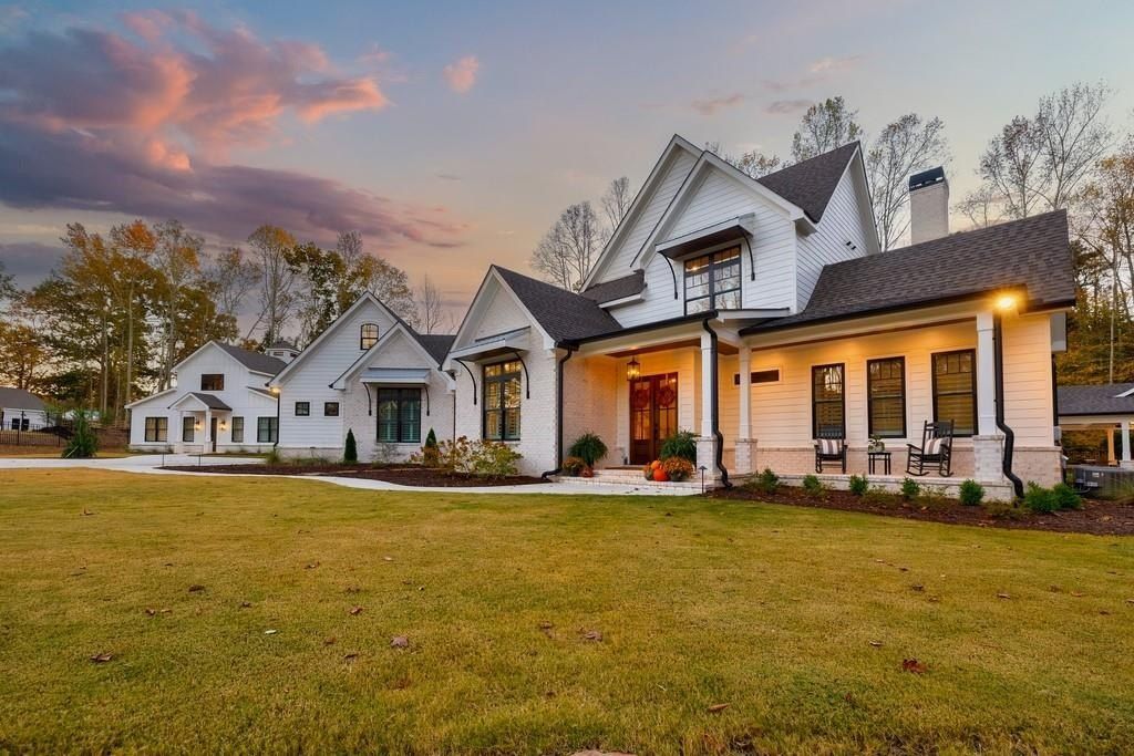 Canton, Georgia: $2.795 Million Modern Farmhouse Crafted by Andrew Hunt