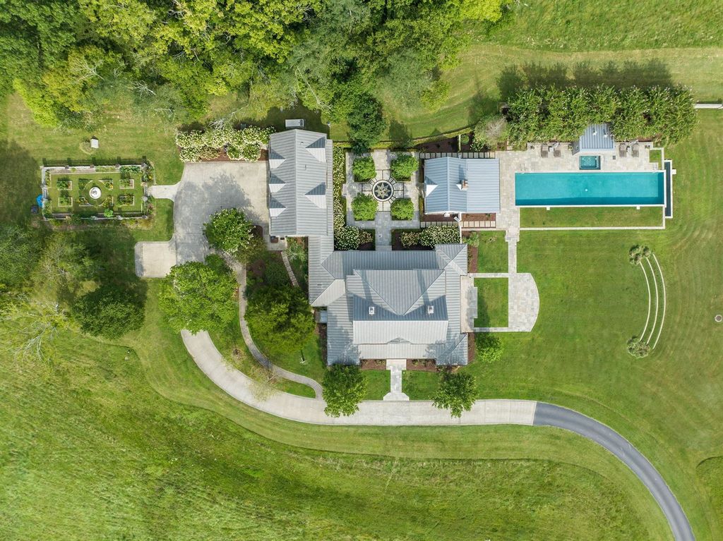 Countryside Paradise: $12.5 Million Trophy Farm in Franklin, Tennessee Offers Breathtaking Views of Rolling Hills and Pastures