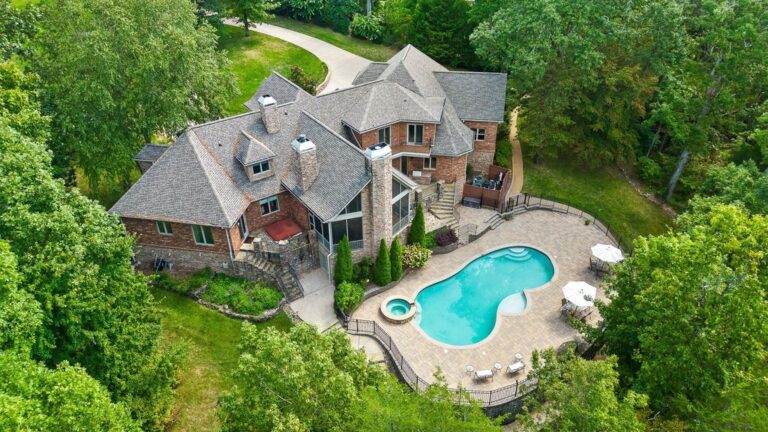 Endless Summer at Your Doorstep: Luxurious Lakefront Estate in Ooltewah, Tennessee