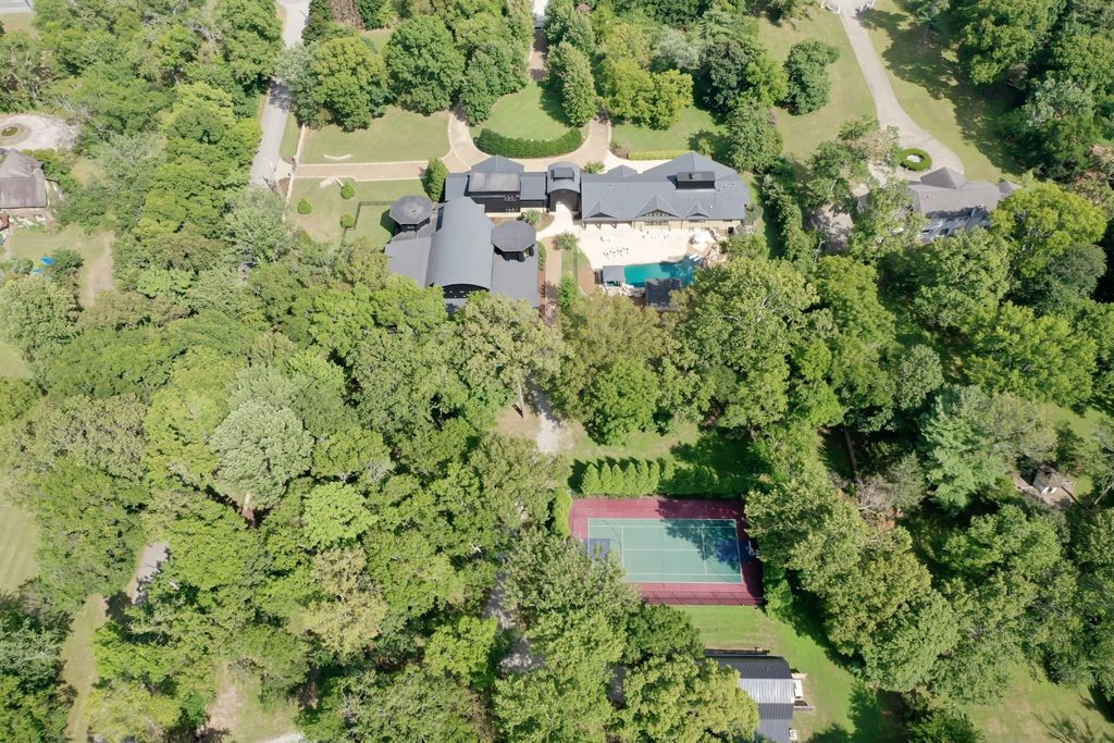 Exquisite Resort-Style Retreat: $9.25 Million Nashville Oasis Amidst Lush Greenery