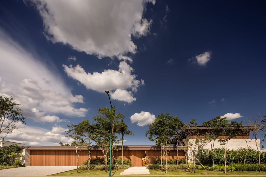 Jabuticaba House for modern living by Fernanda Marques Arquitetura