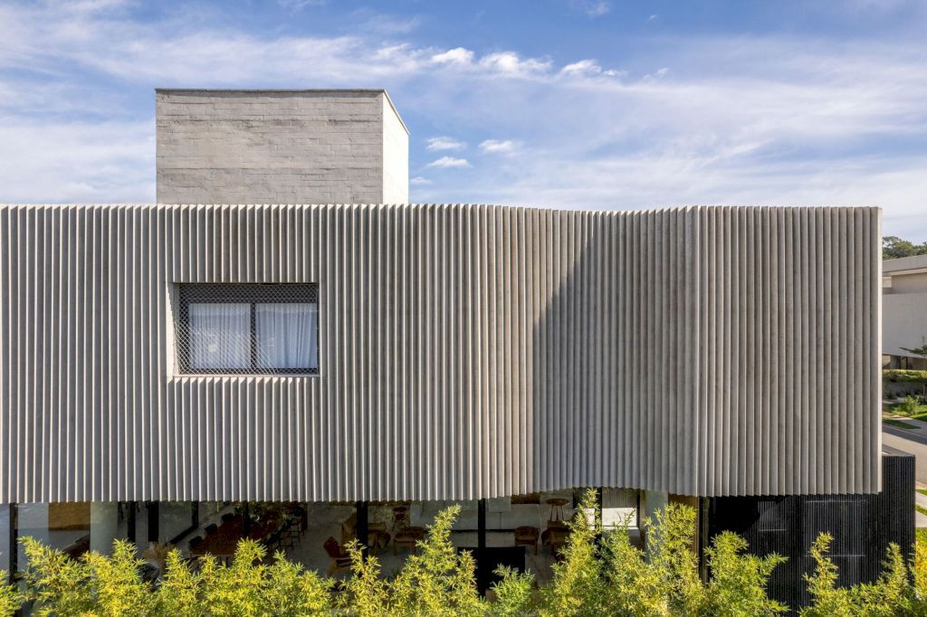 Pleated House, An Expression of Architectural Creativity by Leo Romano