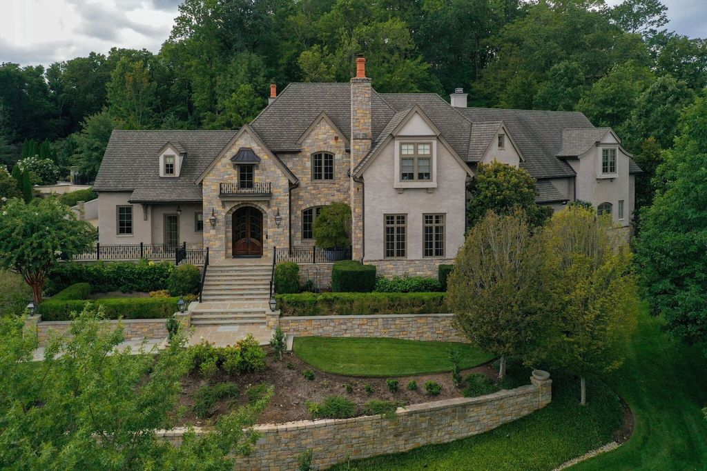 Sumptuous European Manor in Franklin, Tennessee: A $5.5 Million Masterpiece of Elegance and Grandeur
