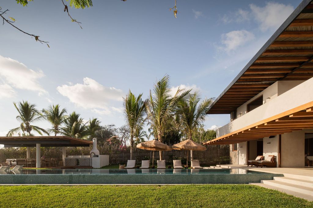 Taloel House, Offers Comfort and Efficiency by Zozaya Arquitectos