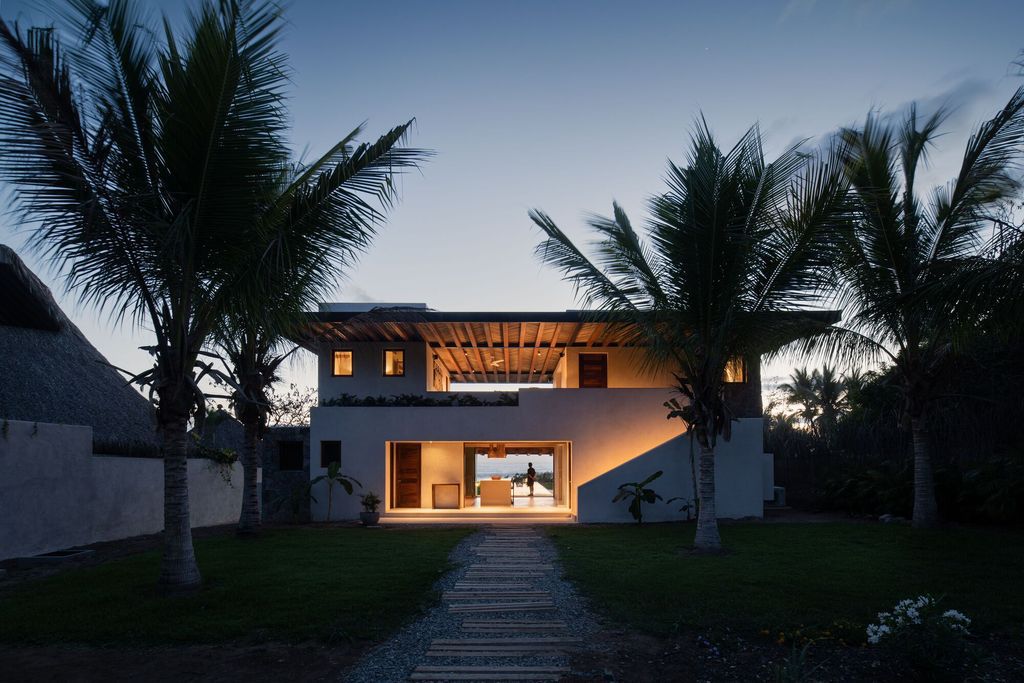 Taloel House, Offers Comfort and Efficiency by Zozaya Arquitectos