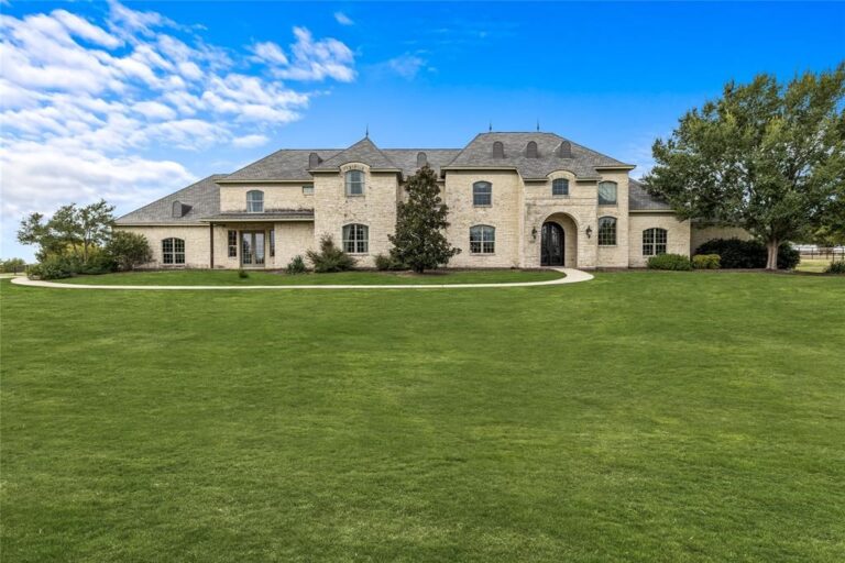 Secluded Luxury: A 6-Bedroom Masterpiece on 4 Private Acres in Texas