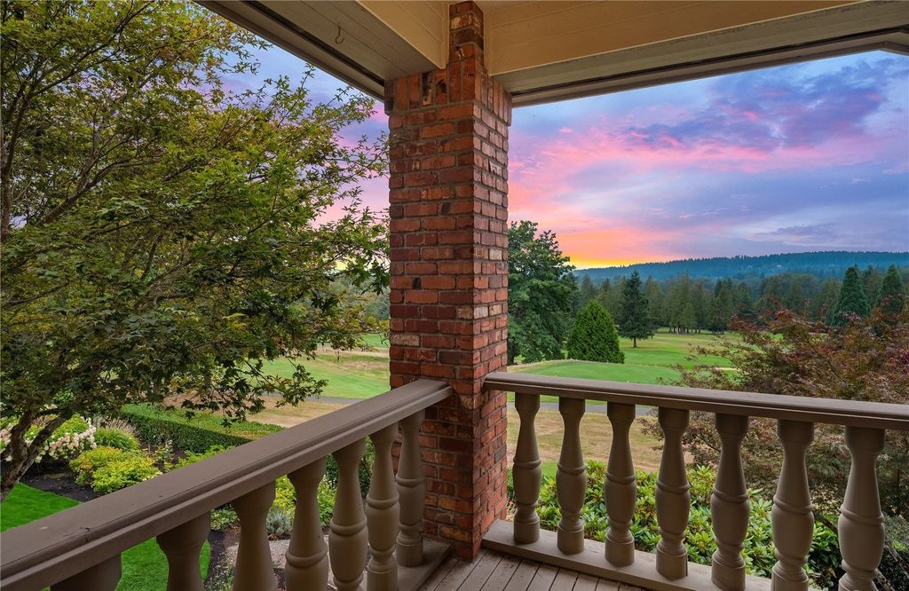 $3.75 Million for a Spectacular Residence with Breathtaking Golf Course Views in Woodinville, Washington