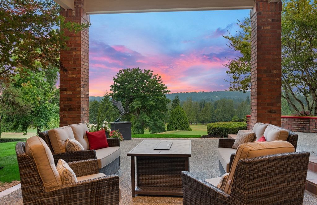 $3.75 Million for a Spectacular Residence with Breathtaking Golf Course Views in Woodinville, Washington