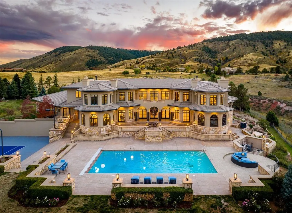 6729 Bear Point Way Home in Golden, Colorado. Step into the private haven of Bear Tooth Ranch – a 33-acre estate in Golden, Colorado, where luxury seamlessly merges with nature. This reimagined property offers abundant natural light, a gourmet kitchen, a main-level guest wing, and a multitude of spaces, including a 15-seat home theater, gym, and more. 