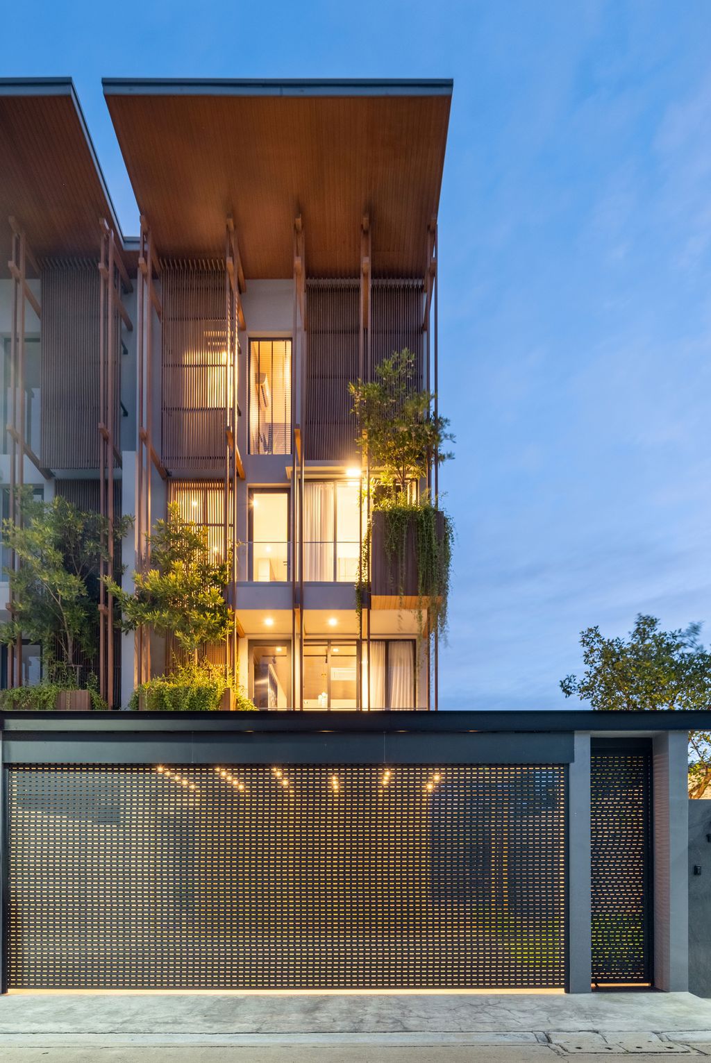 ALIVE Residence, balance of city living and nature by Sa Ta Na Architects