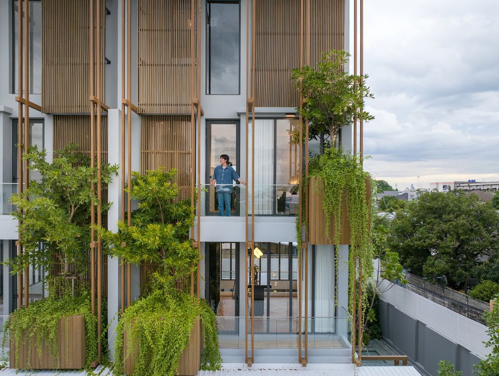 ALIVE Residence, balance of city living and nature by Sa Ta Na Architects