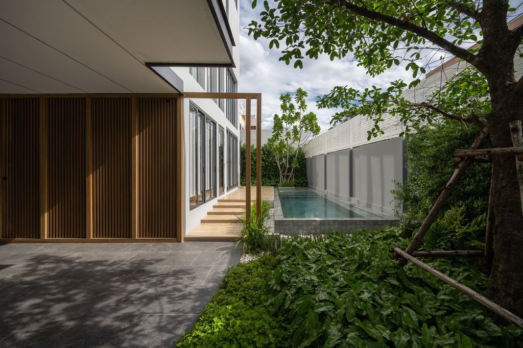 ALIVE Residence, balance of city living and nature by Sa Ta Na Architects