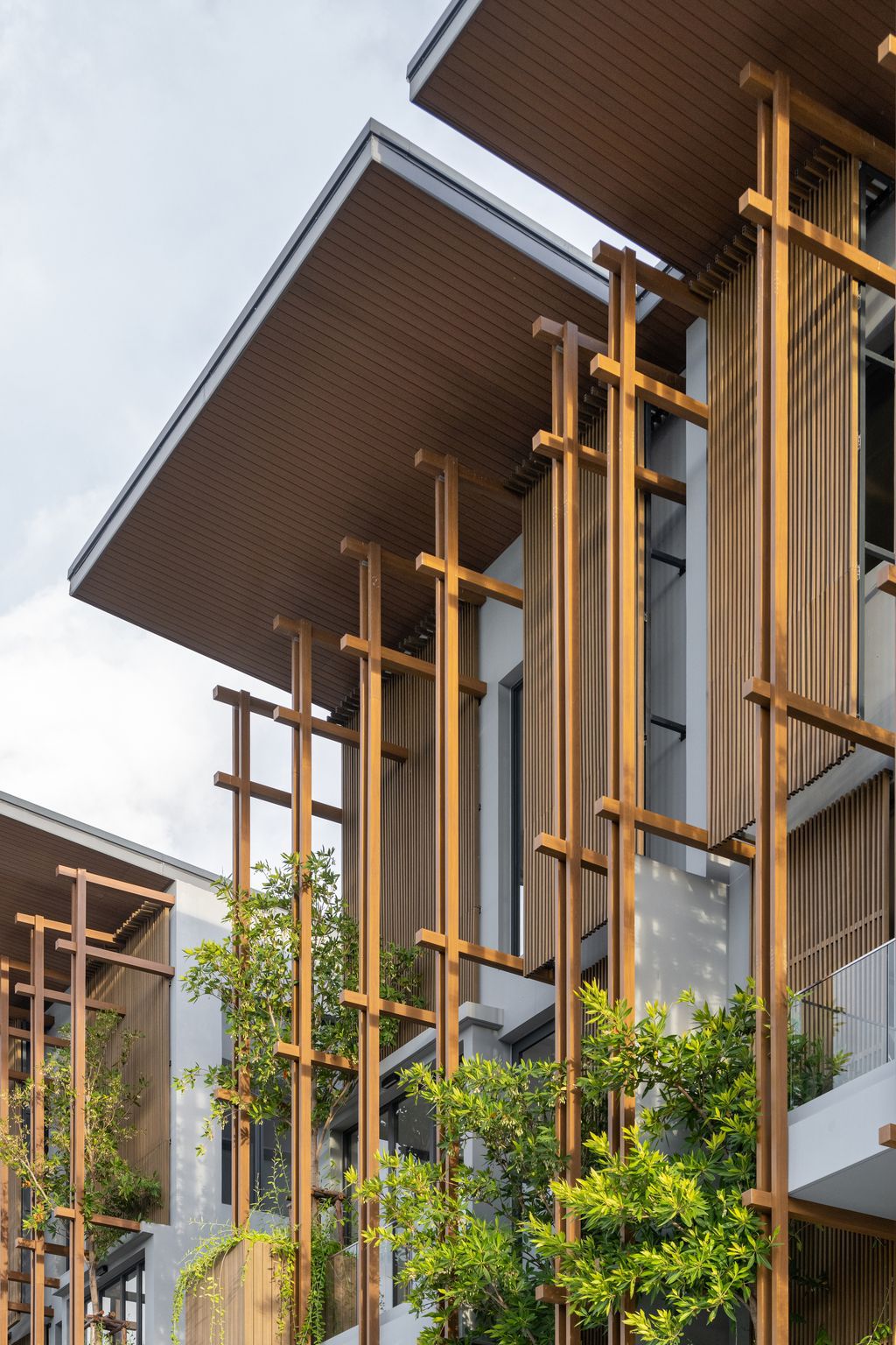 ALIVE Residence, balance of city living and nature by Sa Ta Na Architects
