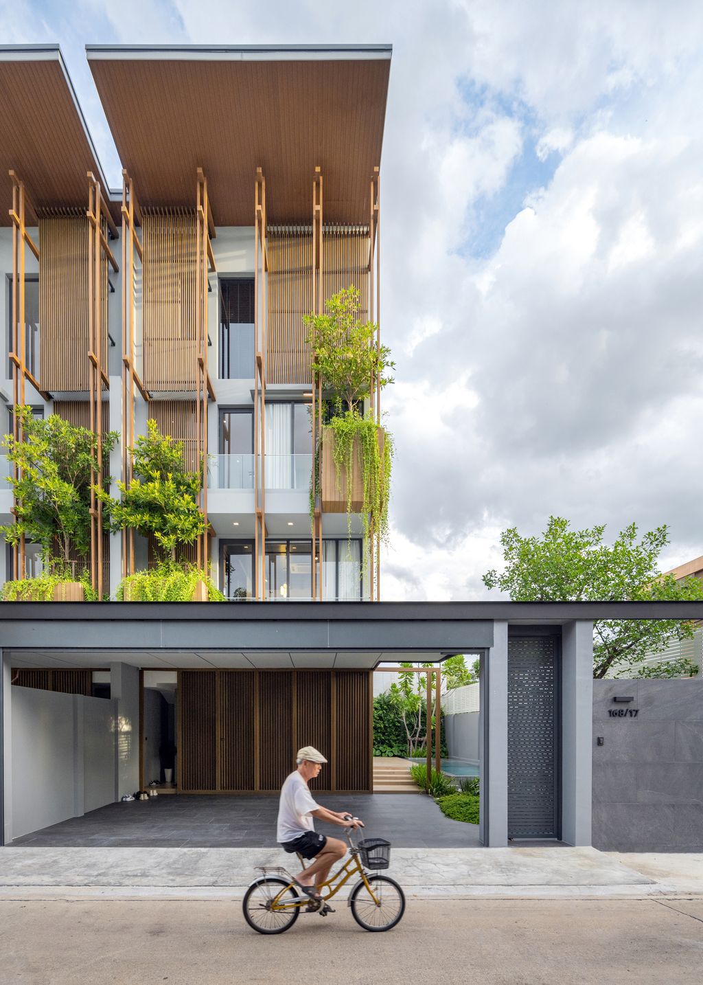 ALIVE Residence, balance of city living and nature by Sa Ta Na Architects