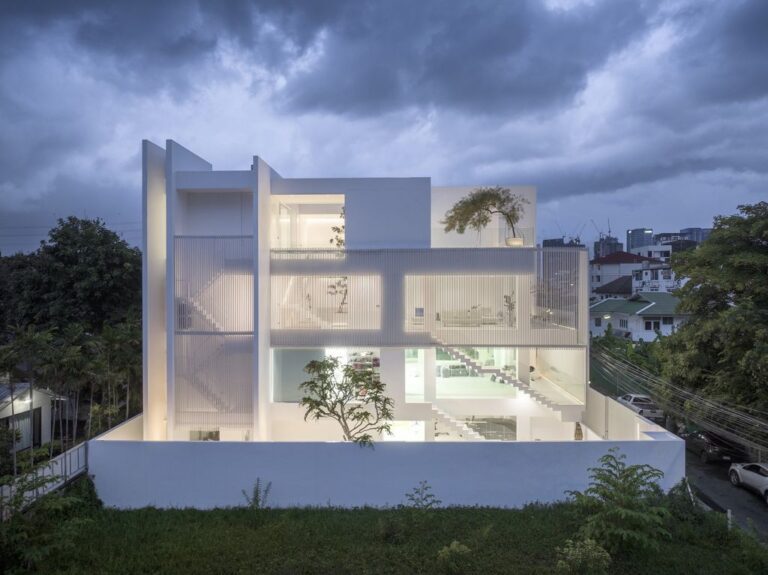 Canvas House, Impressive White Project by Unknown Surface Studio