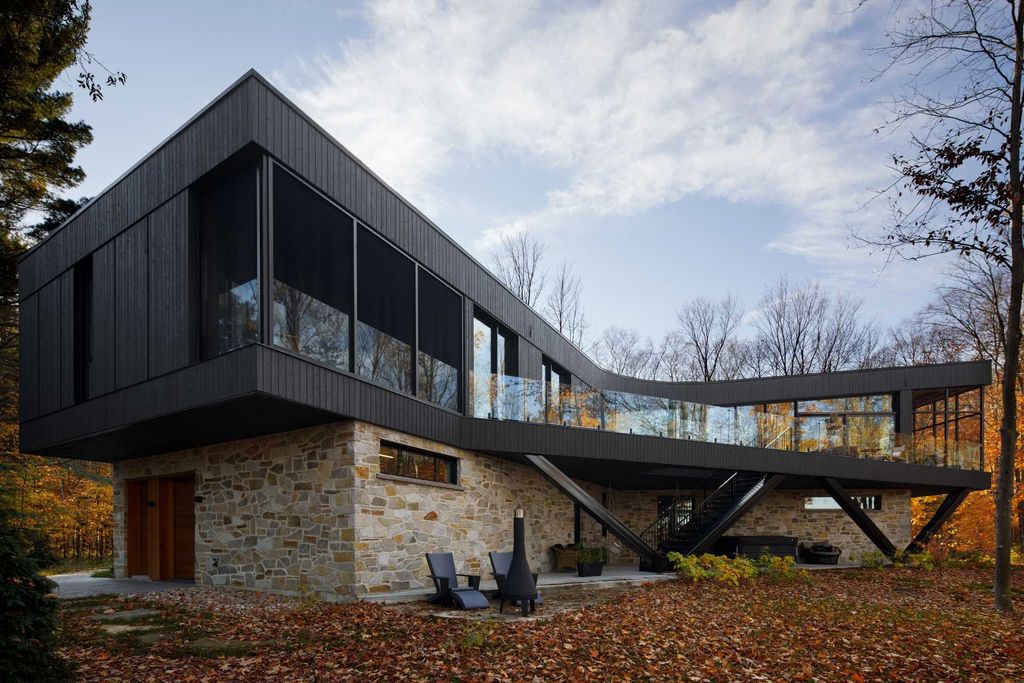 Forges Residence, A Masterpiece by Bourgeois Lechasseur architectes