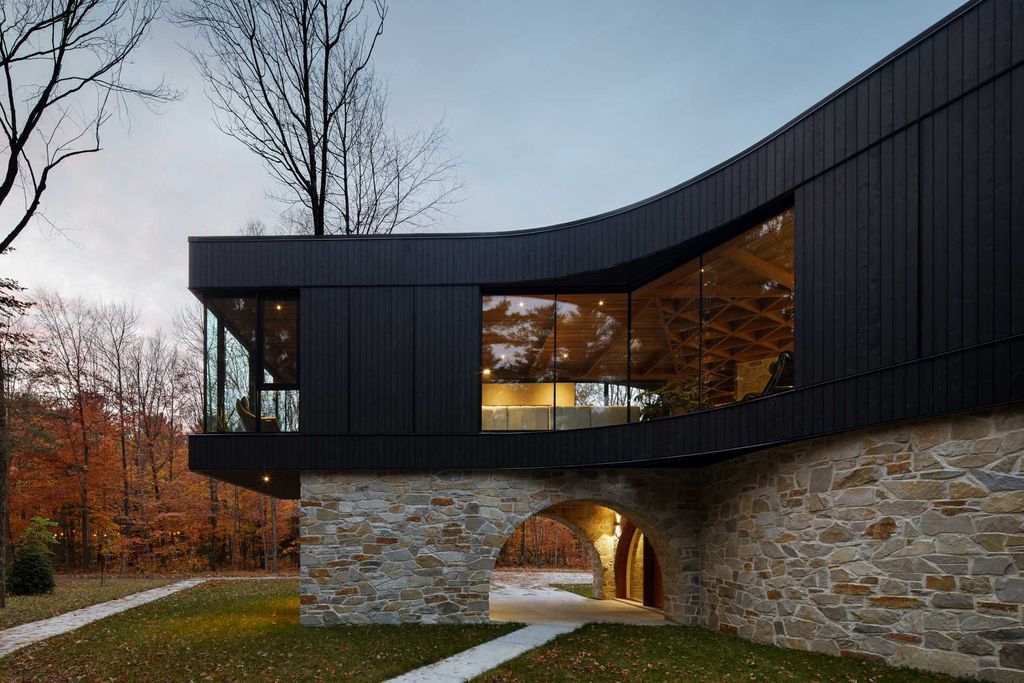 Forges Residence, A Masterpiece by Bourgeois Lechasseur architectes