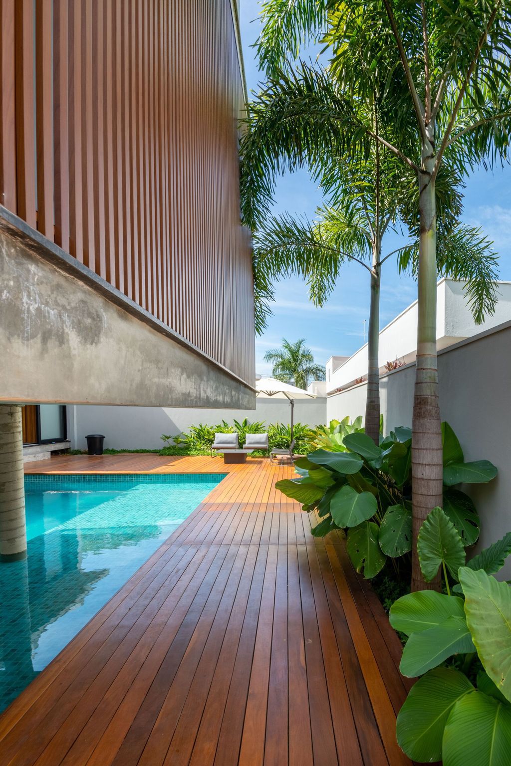 Patio House with Architectural Innovation by Caio Persighini Arquitetura