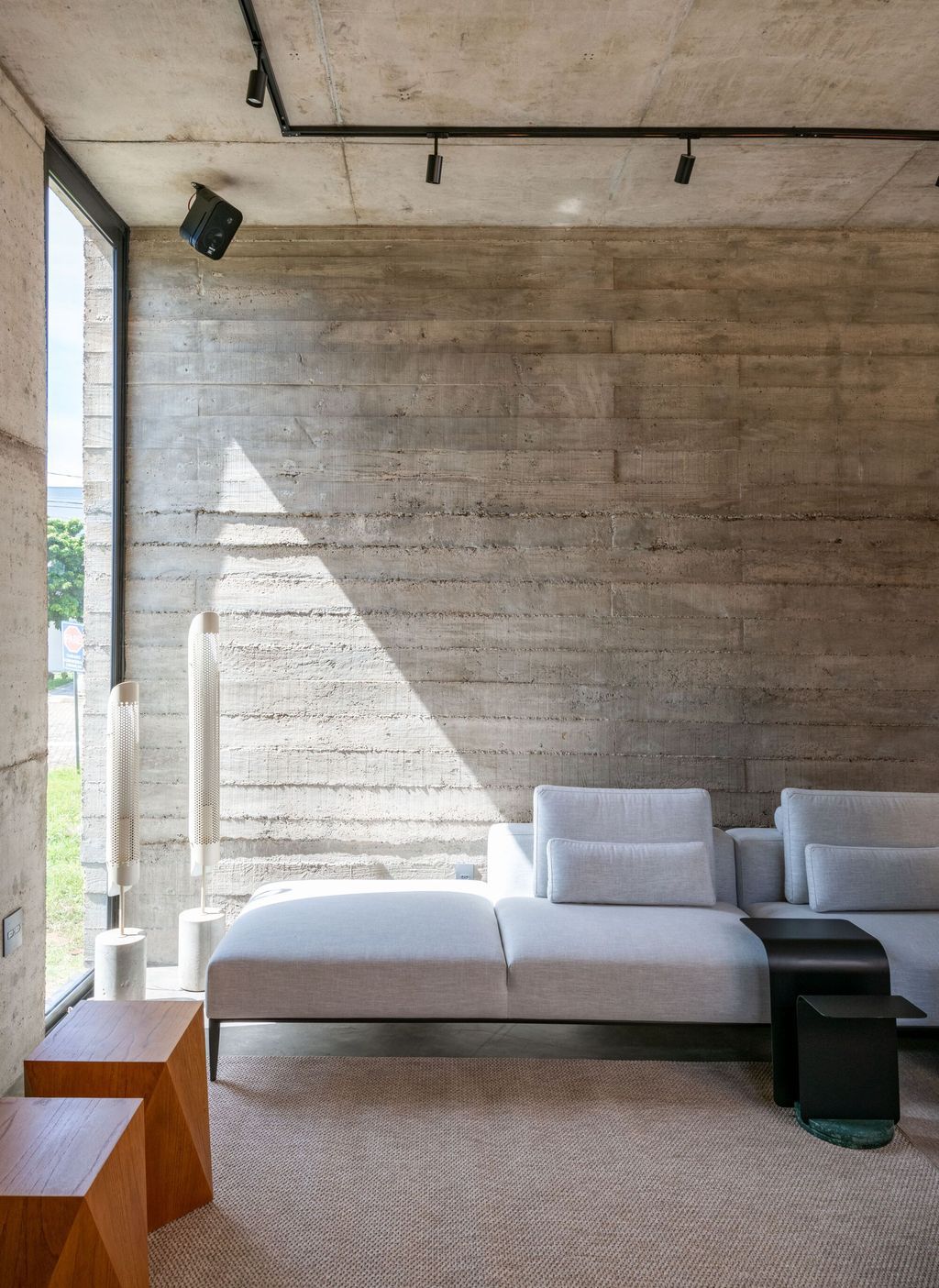 Patio House with Architectural Innovation by Caio Persighini Arquitetura