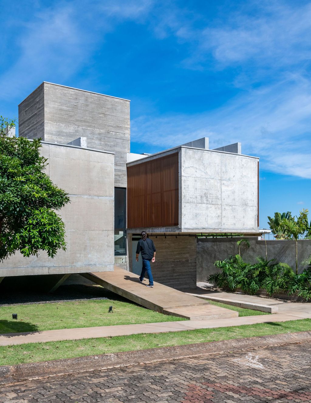 Patio House with Architectural Innovation by Caio Persighini Arquitetura