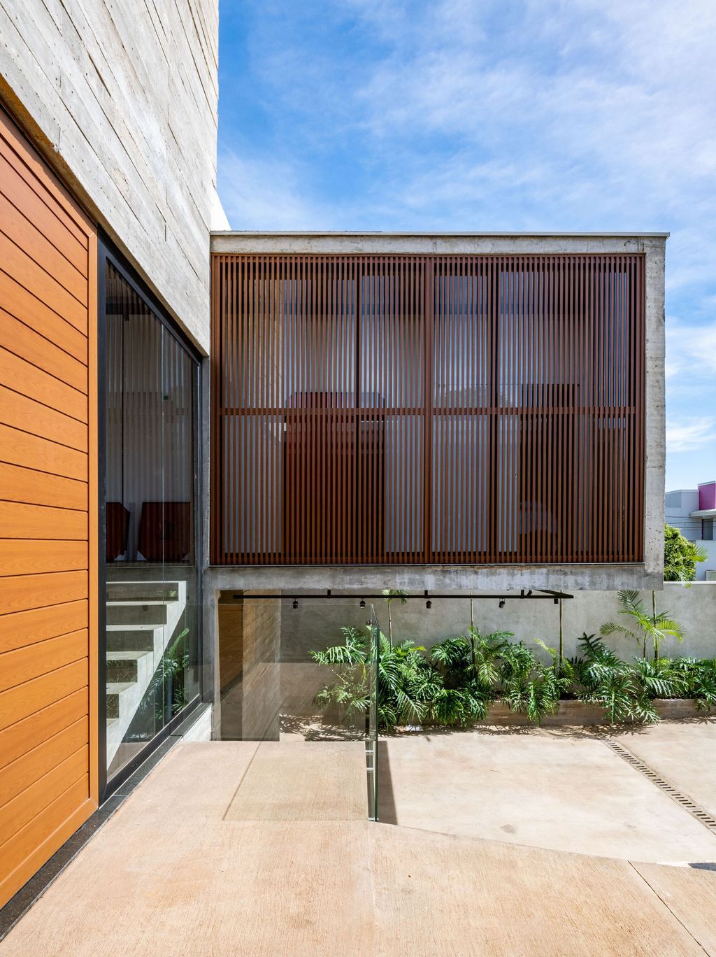 Patio House with Architectural Innovation by Caio Persighini Arquitetura