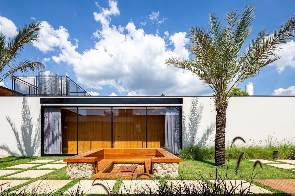 Terras House with Visual and Spatial Integration by Taguá Arquitetura
