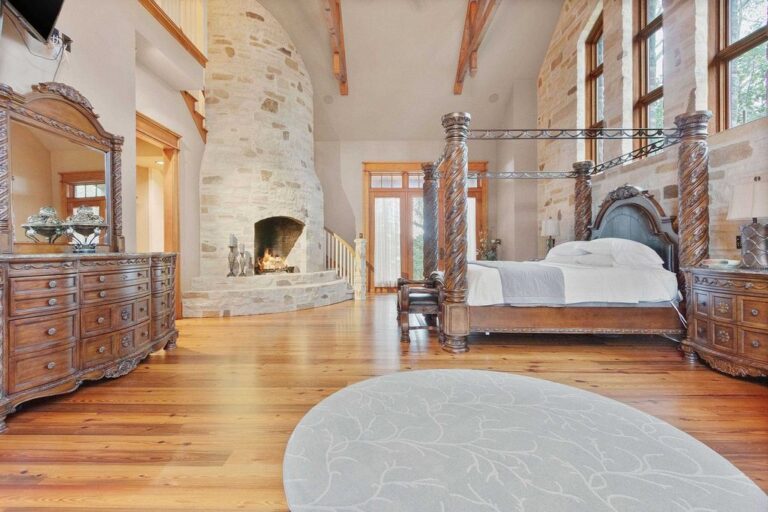 Waterfront Log Cabin Paradise Suamico, Wisconsin's Ultimate Retreat