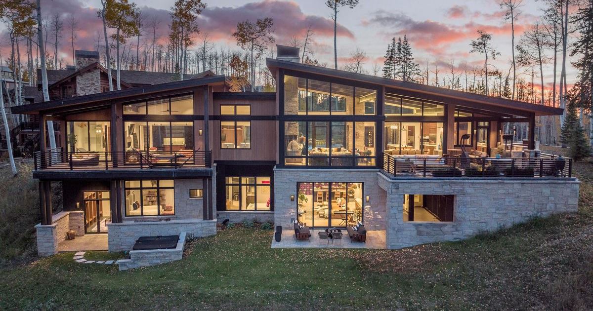 Mountain Modern Retreat: Luxurious 5-Bedroom Home with Ski-In/Ski-Out ...