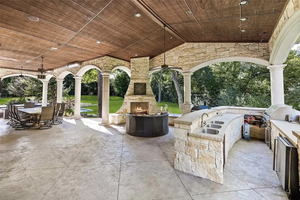 Sculpted Elegance: Unveiling a $5,850,000 5-Bed Home on 2 Acres in Dallas, Texas