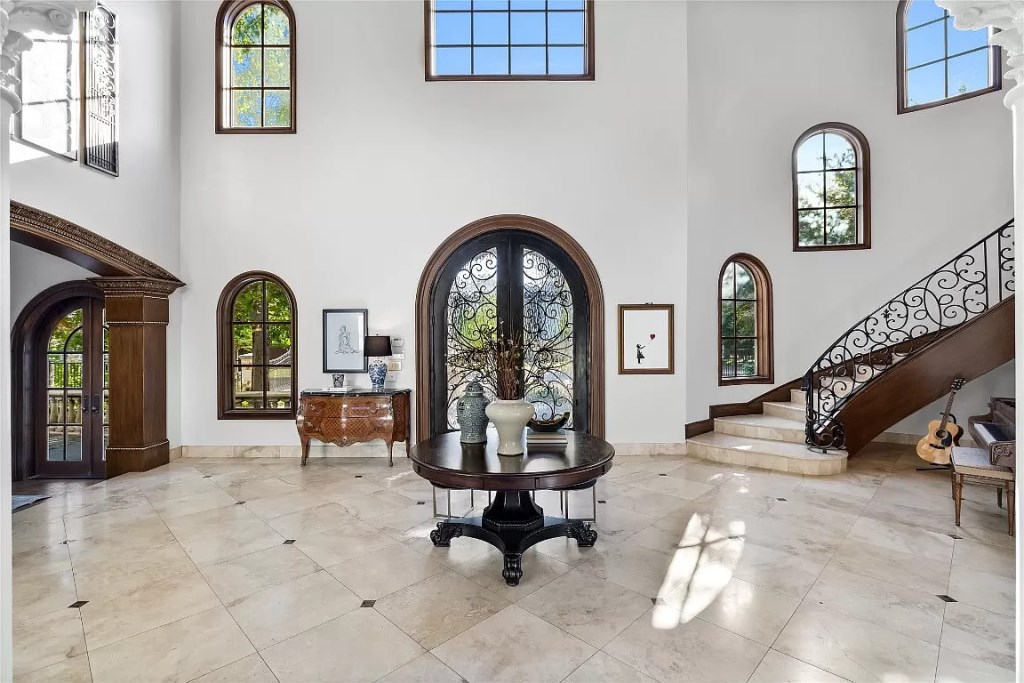 Sculpted Elegance: Unveiling a $5,850,000 5-Bed Home on 2 Acres in Dallas, Texas