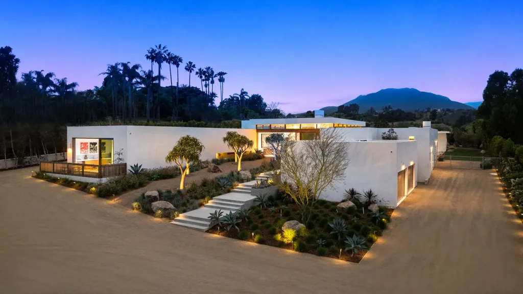 28837 Selfridge Drive Home in Malibu, California. Embrace the epitome of modern luxury in Malibu with this celebrity-favored, Starchitect-designed estate. Situated on a sprawling 1.7-acre lot with beach access to Little Dume Beach, this 5BD, 8BA masterpiece boasts cedar-clad ceilings, Italian stone finishes, and Quantum's Afromosia wood sliding doors.