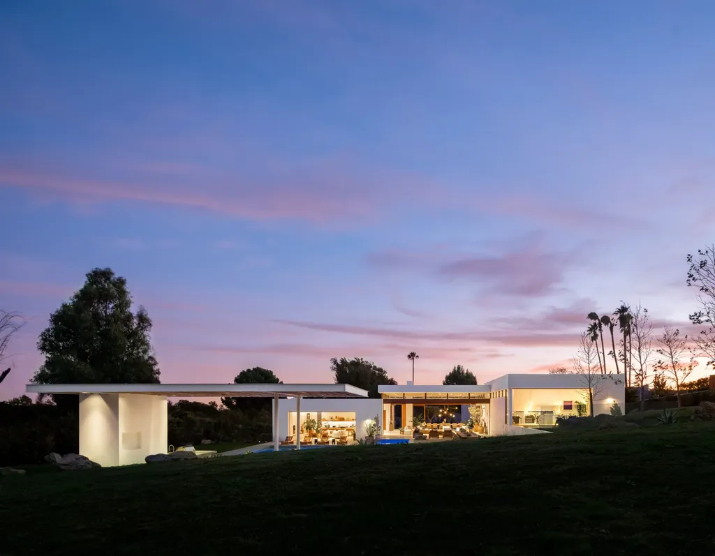 28837 Selfridge Drive Home in Malibu, California. Embrace the epitome of modern luxury in Malibu with this celebrity-favored, Starchitect-designed estate. Situated on a sprawling 1.7-acre lot with beach access to Little Dume Beach, this 5BD, 8BA masterpiece boasts cedar-clad ceilings, Italian stone finishes, and Quantum's Afromosia wood sliding doors.