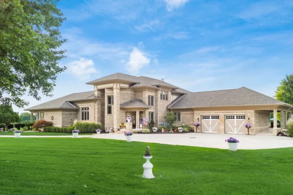 Luxurious Golf Course Estate with Equine Facilities in Windy Knoll, Ohio for $2,000,000