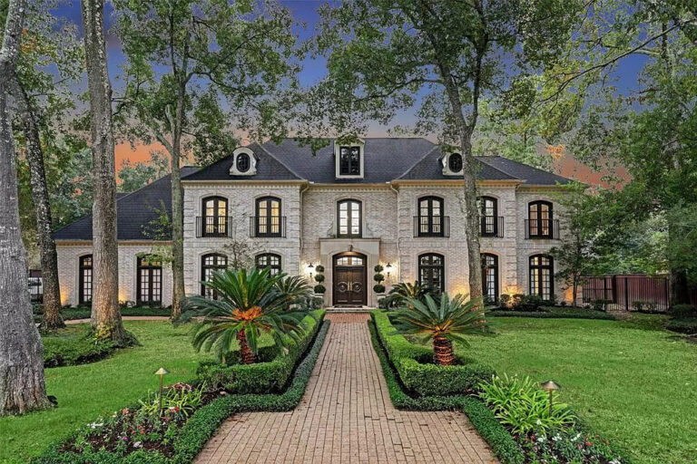 Spectacular Home in Houston, TX: Timeless Luxury and Premier Amenities at $3,250,000