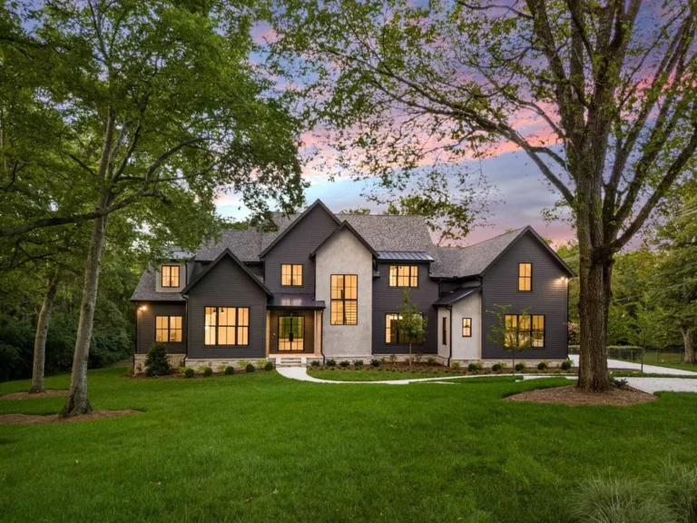 Luxurious Living on 1.4 Acres: Forest Hills Retreat with Exceptional Features in Tennessee