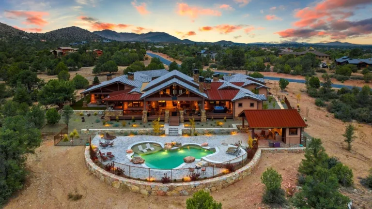 Luxury Ranch Compound: A Desert Oasis of Elegance and Unrivaled Views in Arizona for $3,495,000